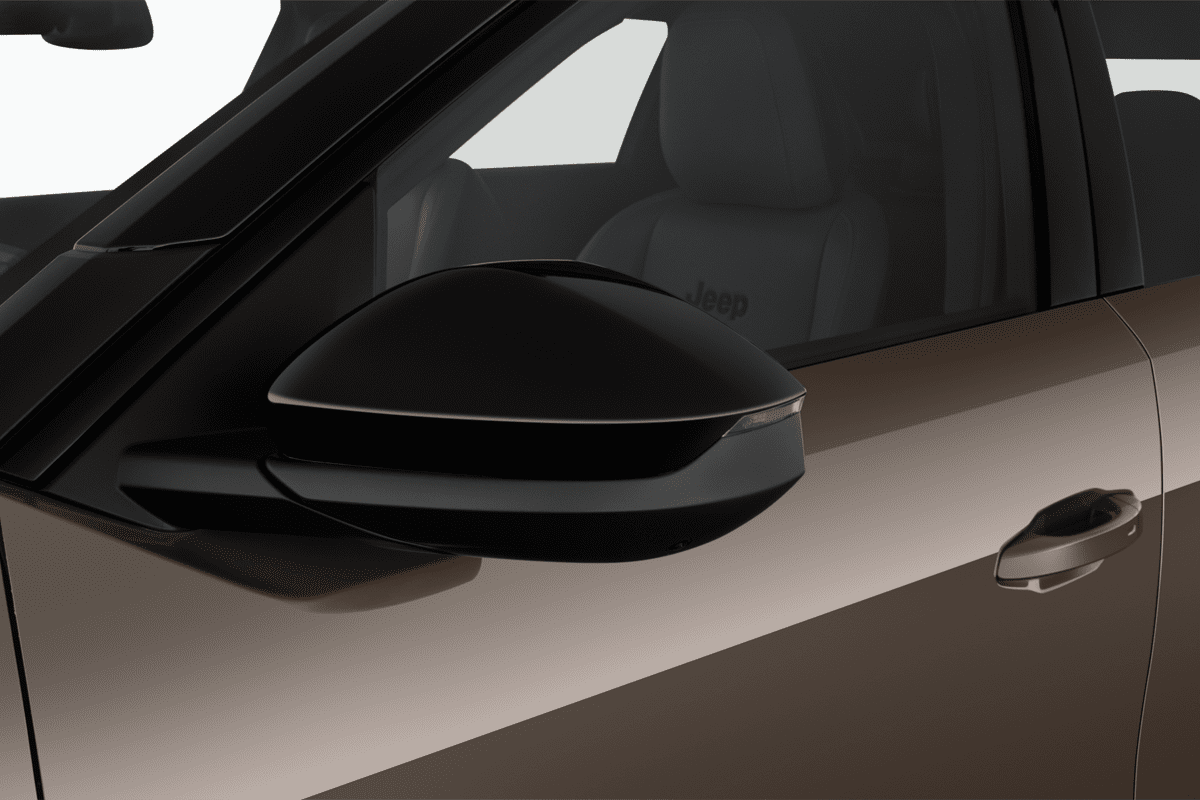 Rückspiegel eines Jeep Compass Elektro