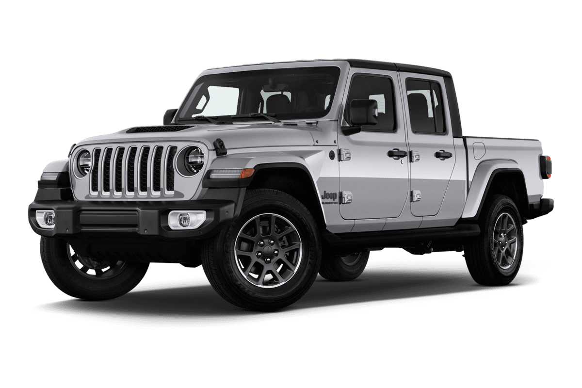 Tiefe, schräge Heckansicht eines Jeep Gladiator, freigestellt