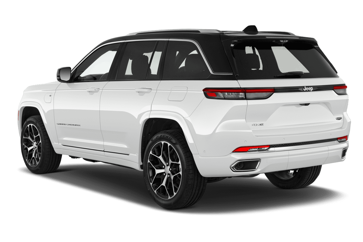 Schräge Heckansicht eines Jeep Grand Cherokee, freigestellt