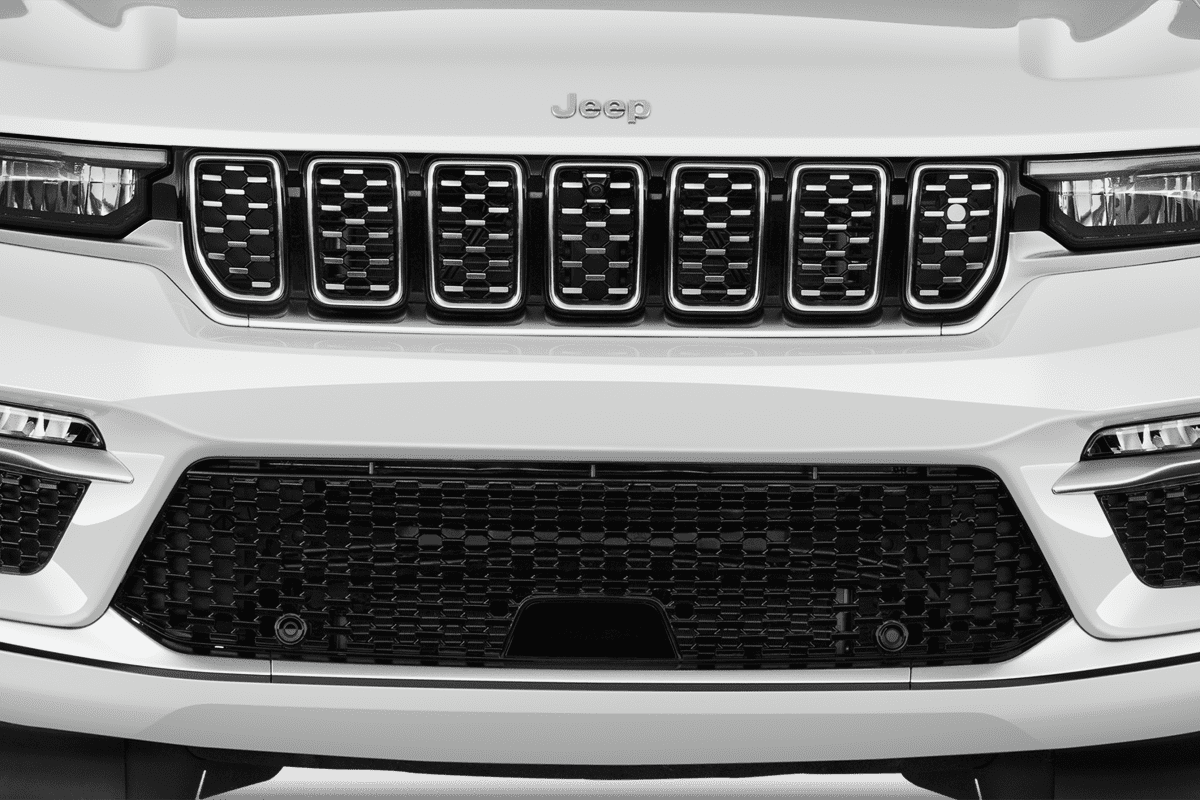 Kühlergrill eines Jeep Grand Cherokee