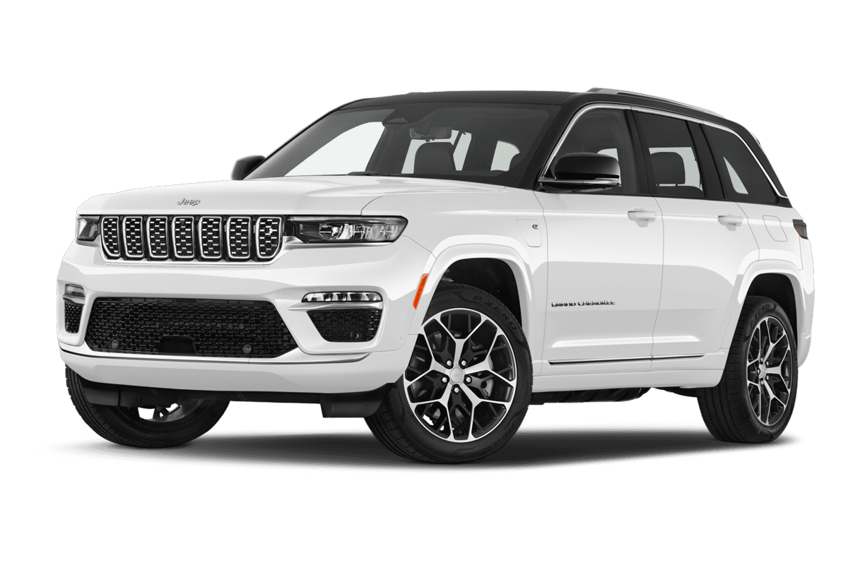 Tiefe, schräge Heckansicht eines Jeep Grand Cherokee, freigestellt