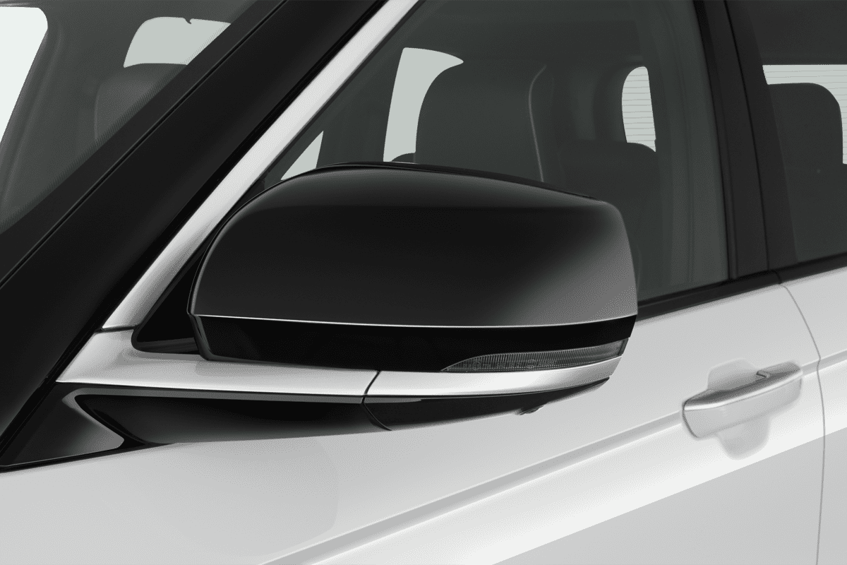 Rückspiegel eines Jeep Grand Cherokee