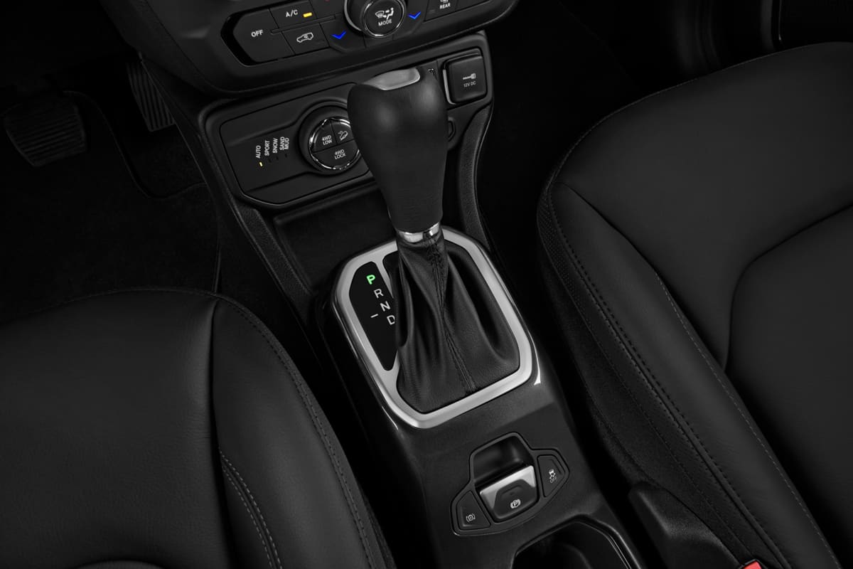 Schaltknüppel eines Jeep Renegade Plug-In-Hybrid