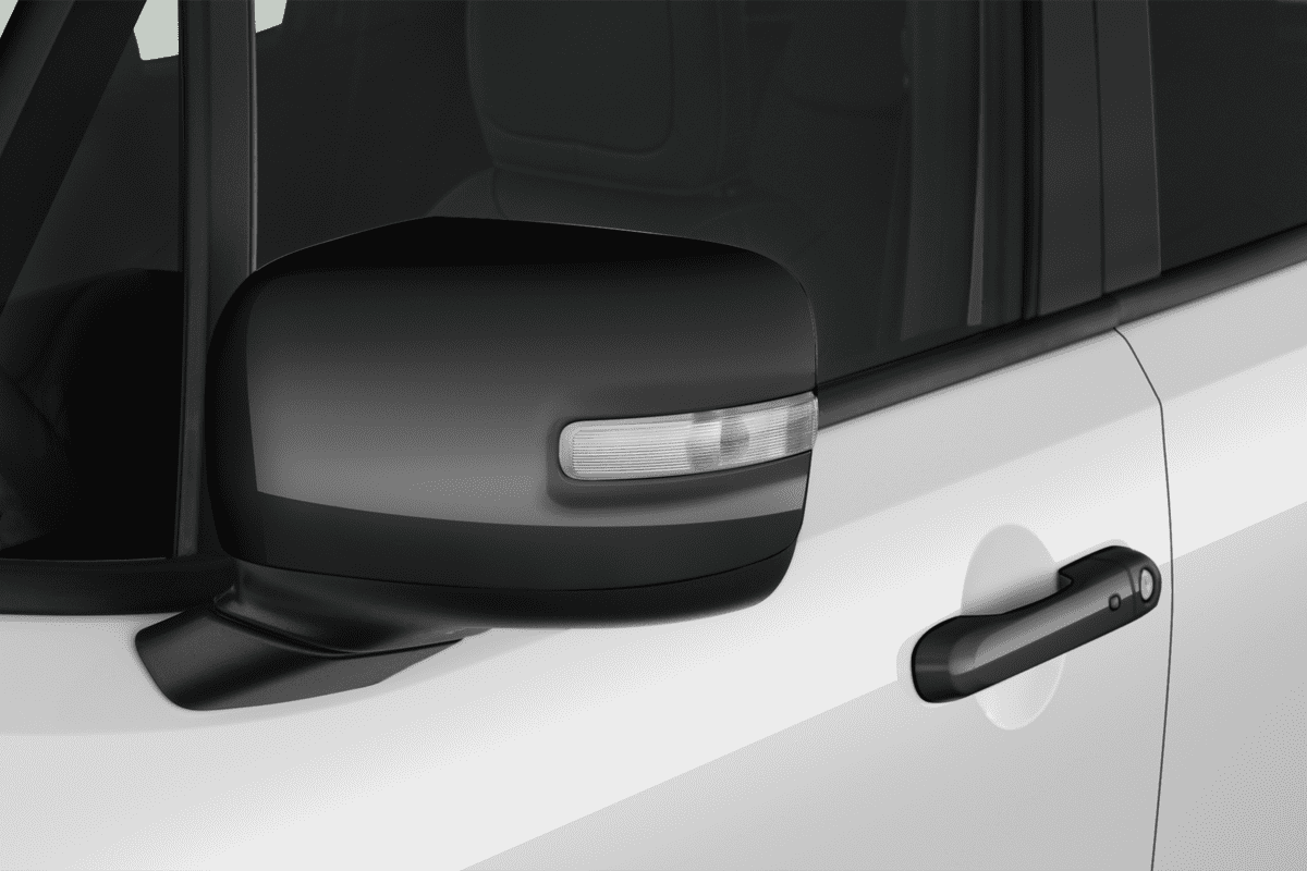 Rückspiegel eines Jeep Renegade Plug-In-Hybrid