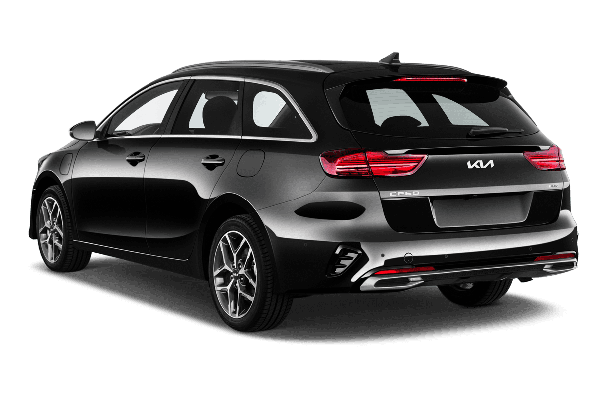 Schräge Heckansicht eines KIA ceed Sportswagon Plug-in-Hybrid, freigestellt