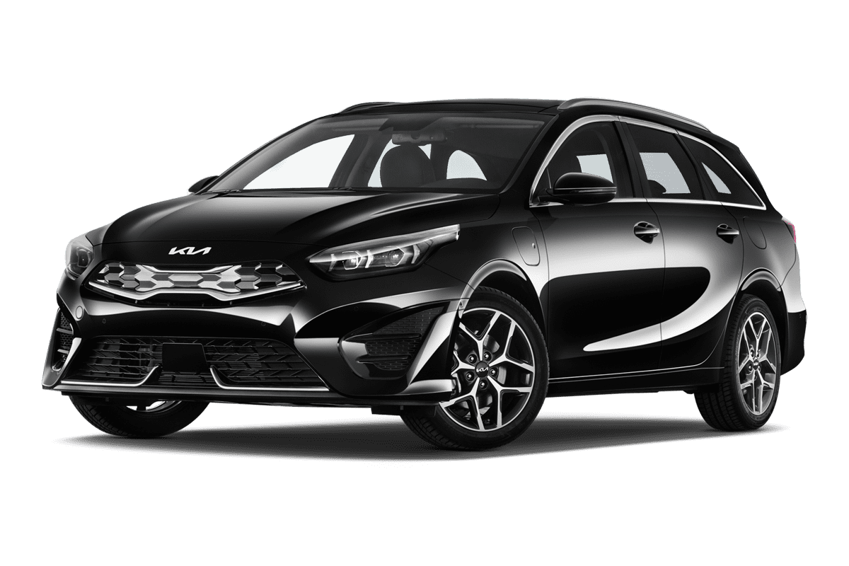 Tiefe, schräge Heckansicht eines KIA ceed Sportswagon Plug-in-Hybrid, freigestellt