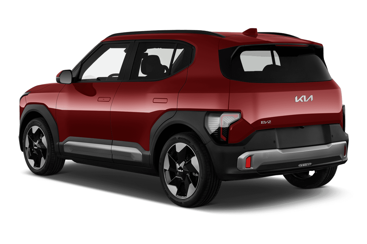 Schräge Heckansicht eines KIA EV2, freigestellt