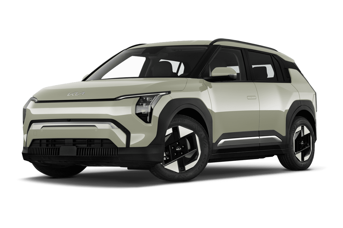 Tiefe, schräge Heckansicht eines KIA EV3 , freigestellt