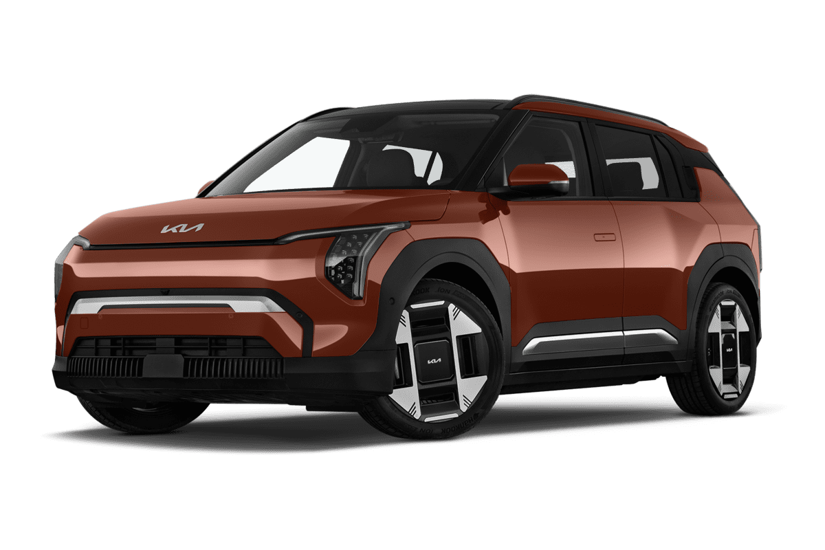 Tiefe, schräge Heckansicht eines KIA EV3 , freigestellt