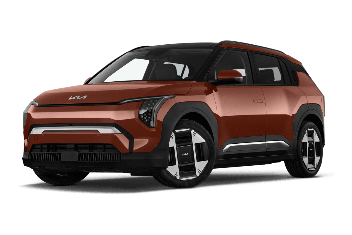 Tiefe, schräge Heckansicht eines KIA EV3 , freigestellt