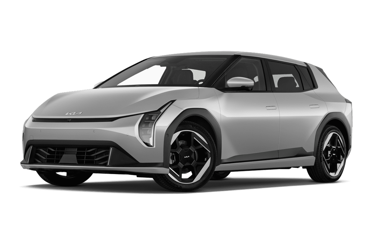 Tiefe, schräge Heckansicht eines KIA EV4, freigestellt