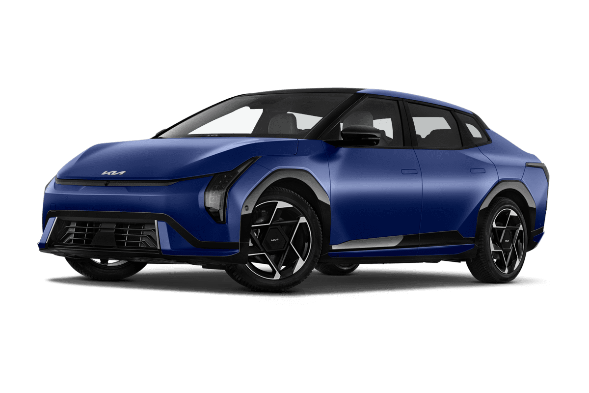 Tiefe, schräge Heckansicht eines KIA EV4 Fastback , freigestellt