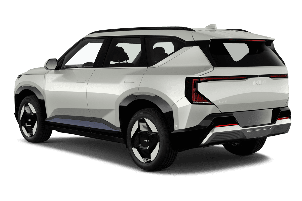 Schräge Heckansicht eines KIA EV5, freigestellt