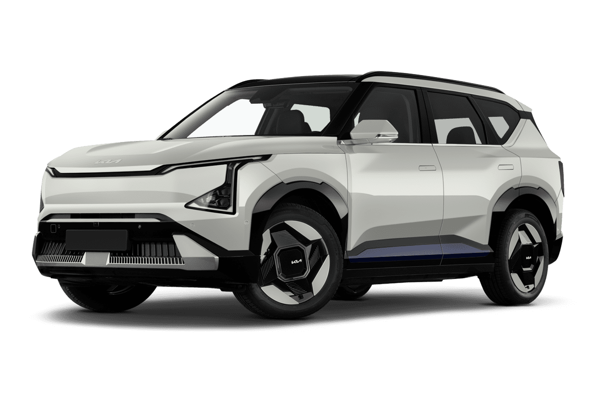 Tiefe, schräge Heckansicht eines KIA EV5, freigestellt