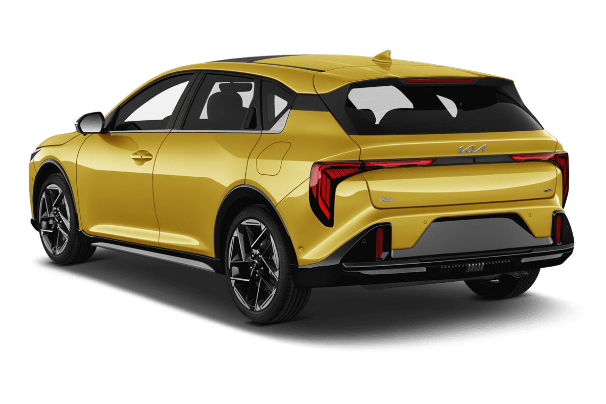 Schräge Heckansicht eines KIA K4, freigestellt