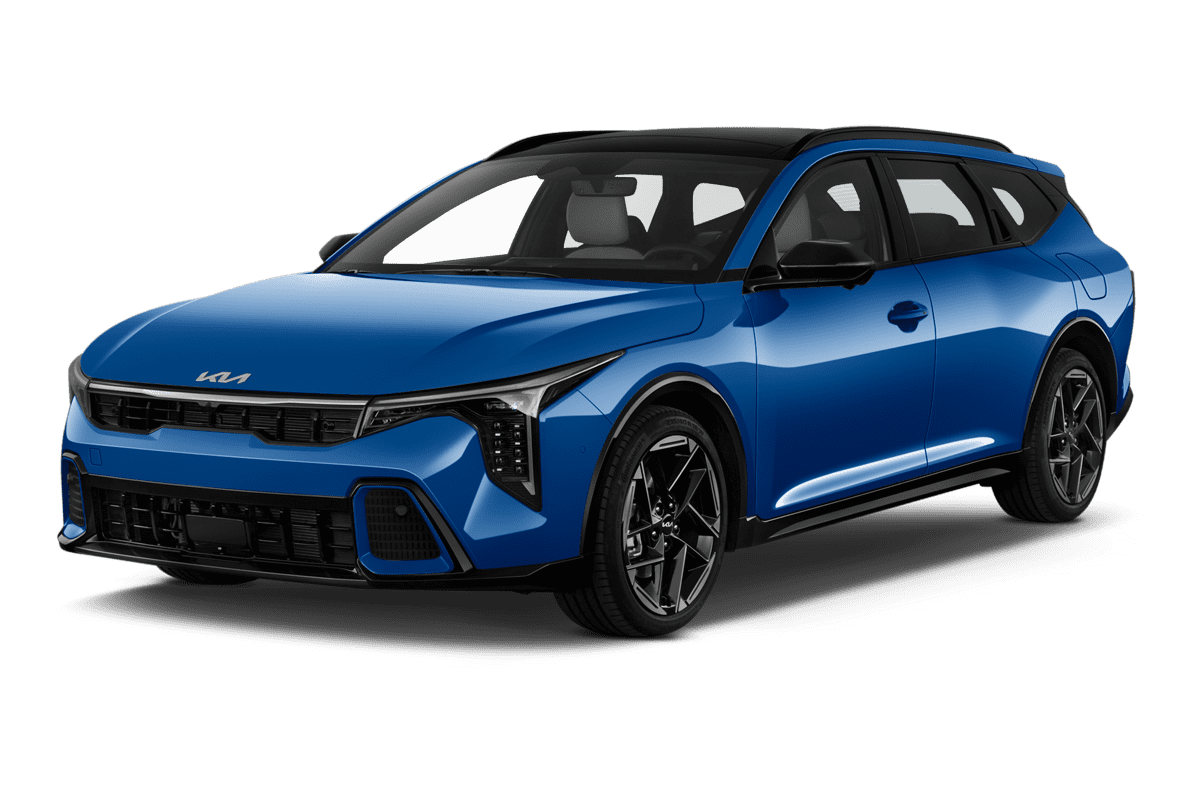 Schräge Frontansicht eines KIA K4 Sportswagon, freigestellt