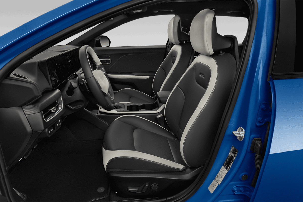 Vordersitze eines KIA K4 Sportswagon