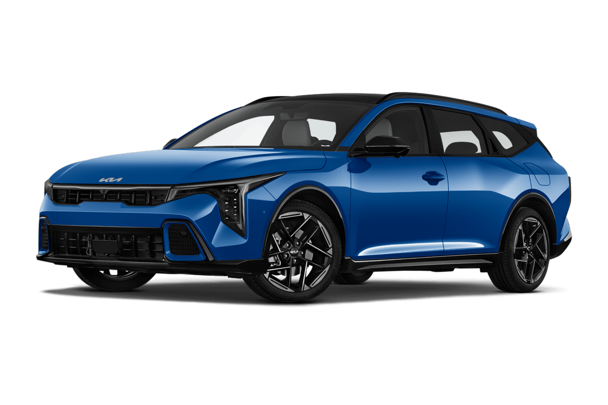 Tiefe, schräge Heckansicht eines KIA K4 Sportswagon, freigestellt