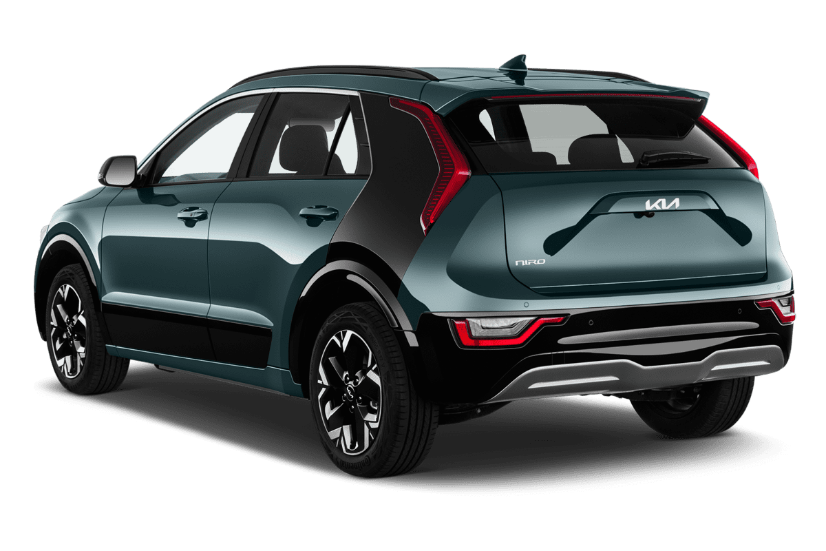 Schräge Heckansicht eines KIA Niro EV, freigestellt