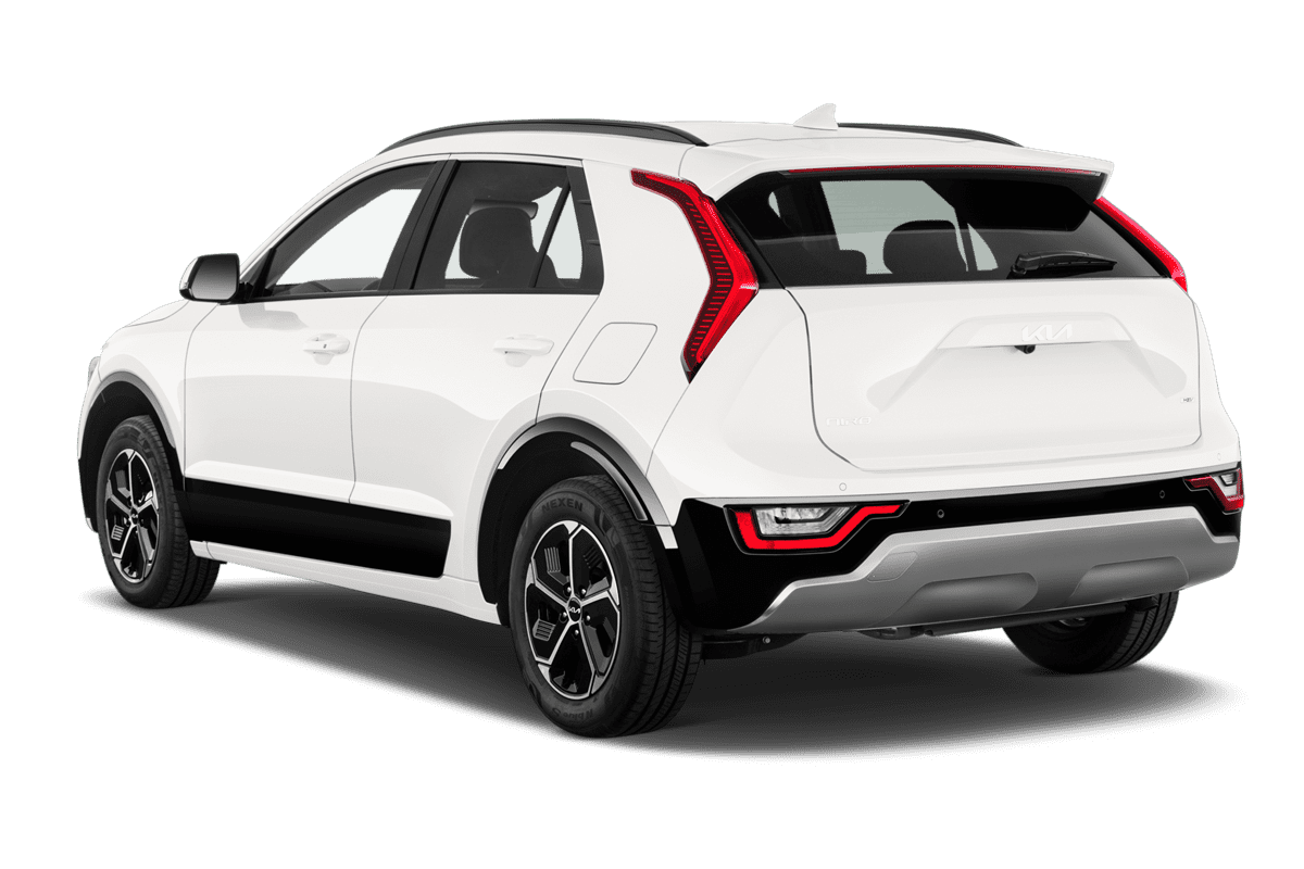 Schräge Heckansicht eines KIA Niro Hybrid, freigestellt