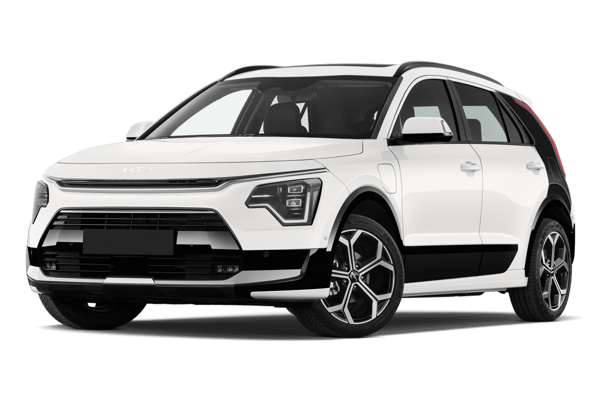 Tiefe, schräge Heckansicht eines KIA Niro Plug-in-Hybrid, freigestellt