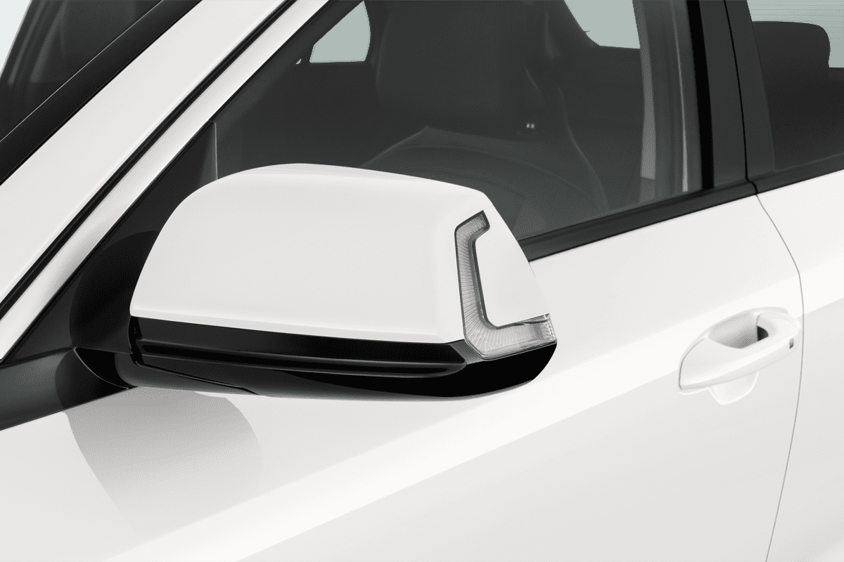 Rückspiegel eines KIA Niro Plug-in-Hybrid