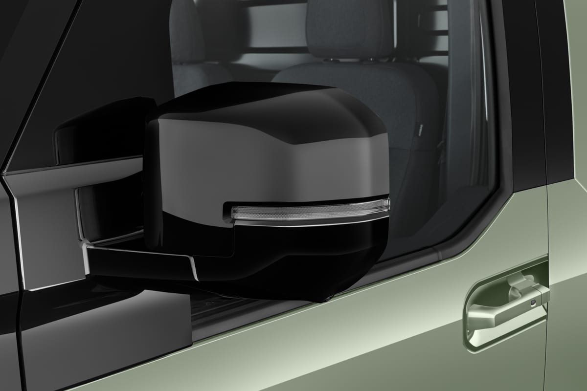 Rückspiegel eines KIA PV 5 Cargo