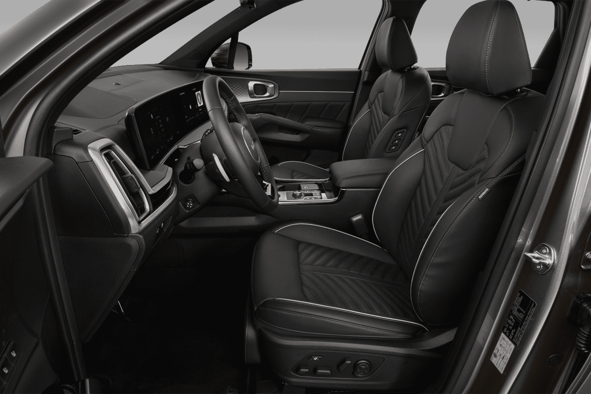 Vordersitze eines KIA Sorento Plug-in-Hybrid 