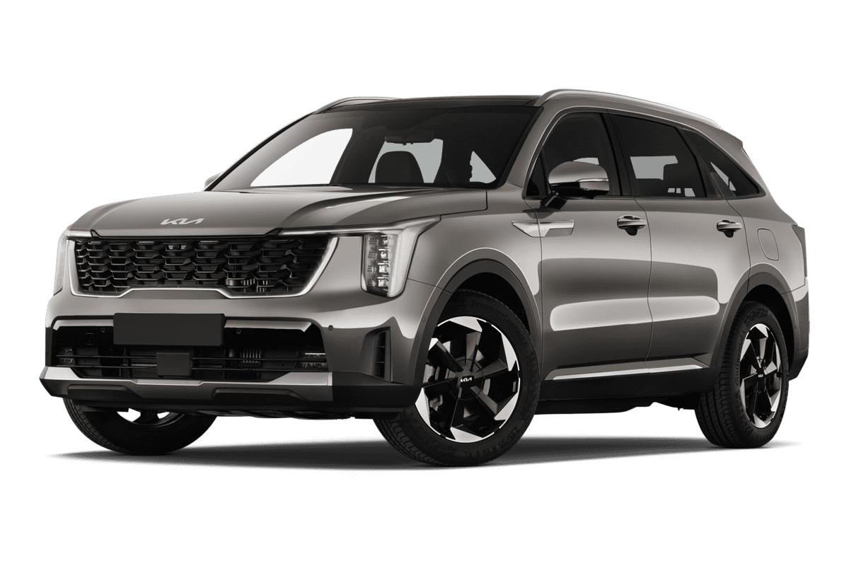 Tiefe, schräge Heckansicht eines KIA Sorento Plug-in-Hybrid , freigestellt