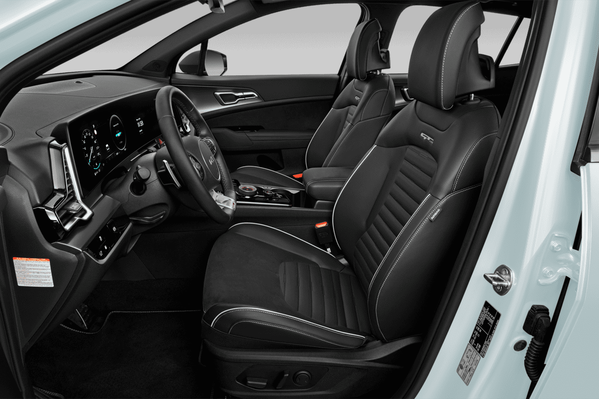 Vordersitze eines KIA Sportage Hybrid