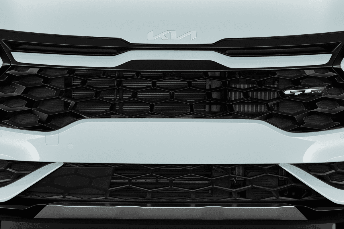 Kühlergrill eines KIA Sportage Hybrid