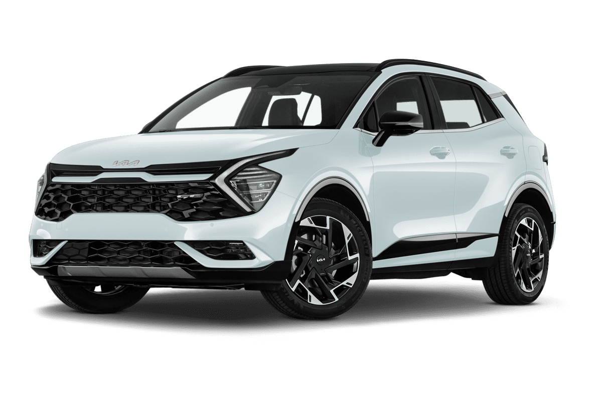 Tiefe, schräge Heckansicht eines KIA Sportage Hybrid, freigestellt