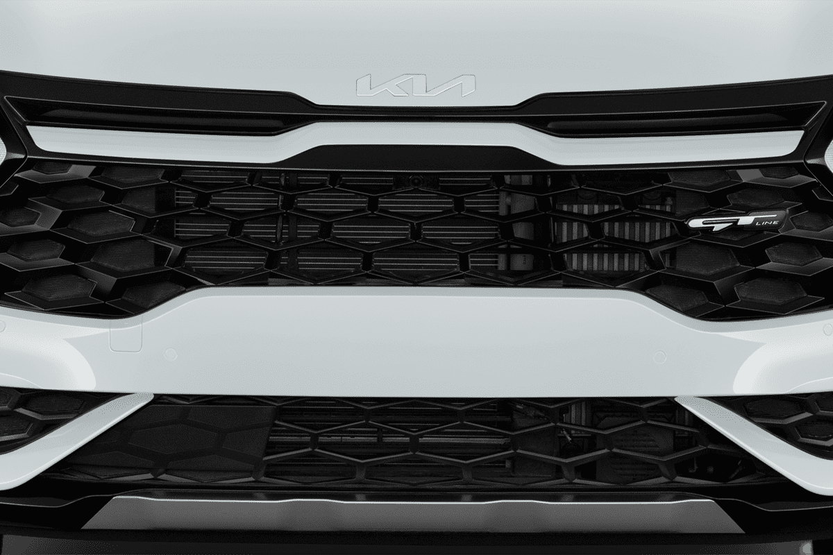 Kühlergrill eines KIA Sportage Plug-in-Hybrid