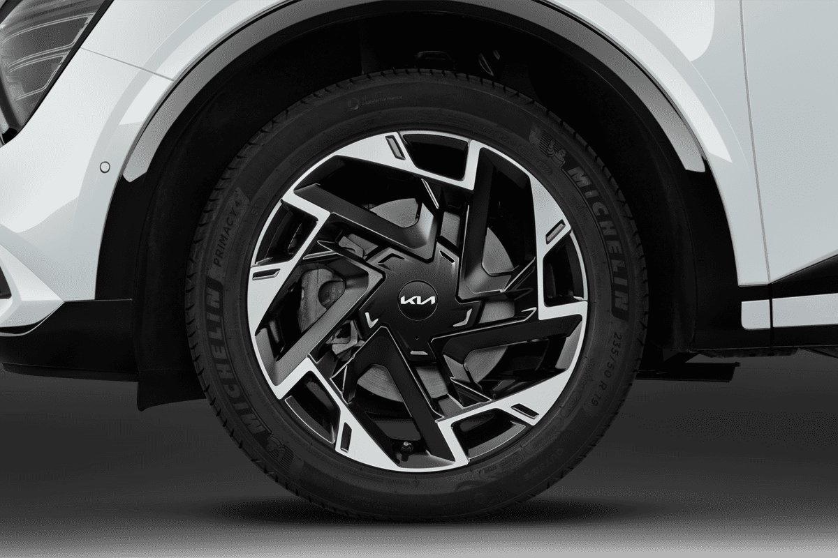 Radkappe oder Felge eines KIA Sportage Plug-in-Hybrid