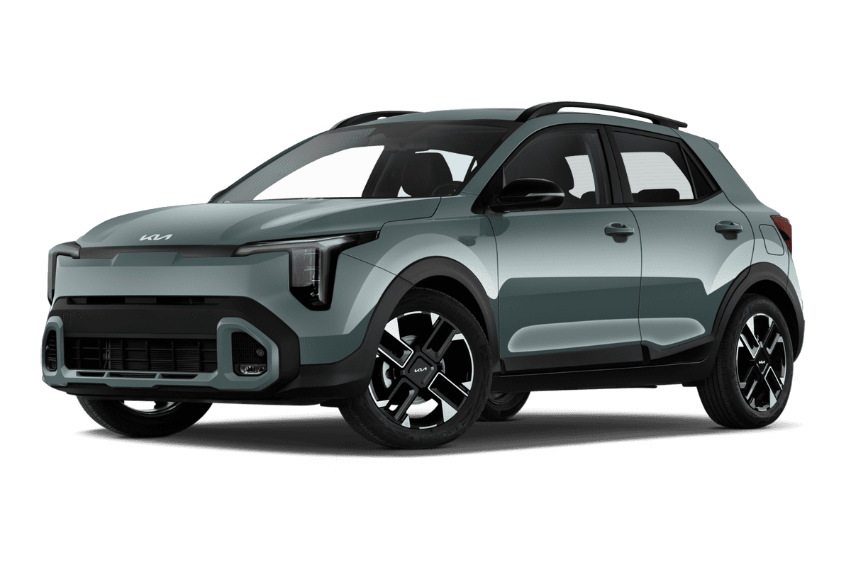 Tiefe, schräge Heckansicht eines KIA Stonic, freigestellt