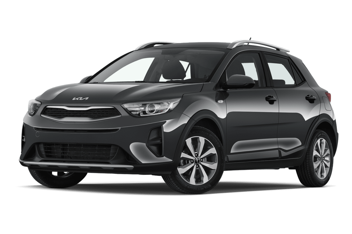 Tiefe, schräge Heckansicht eines KIA Stonic (neues Modell), freigestellt