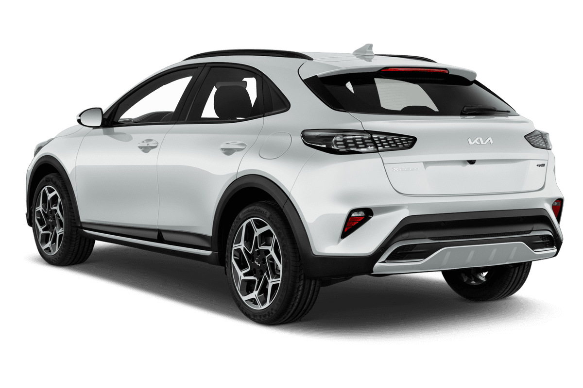 Schräge Heckansicht eines KIA XCeed, freigestellt