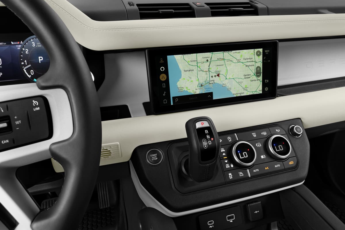 Mittelkonsole eines Land Rover Defender