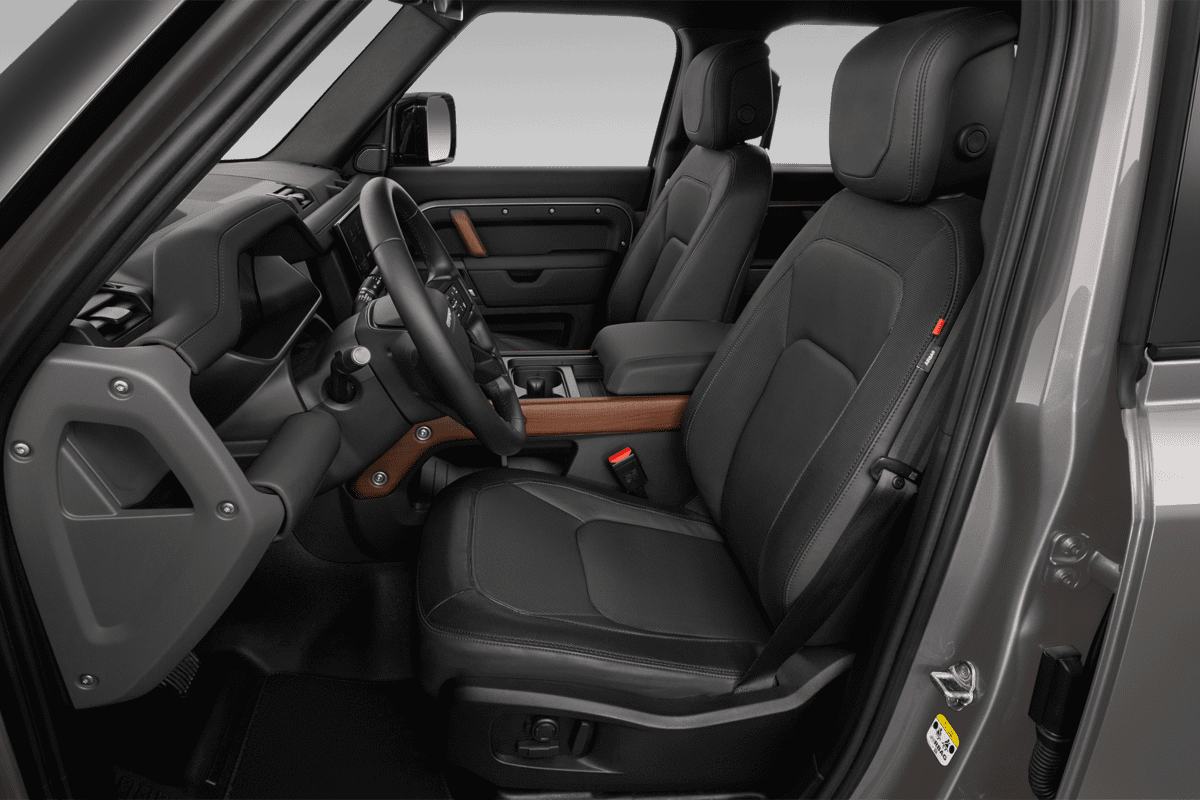 Vordersitze eines Land Rover Defender Plug-In-Hybrid