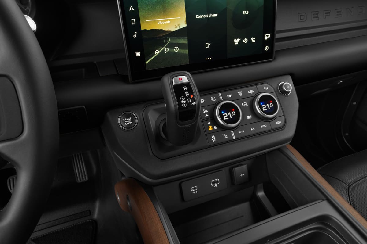 Schaltknüppel eines Land Rover Defender Plug-In-Hybrid