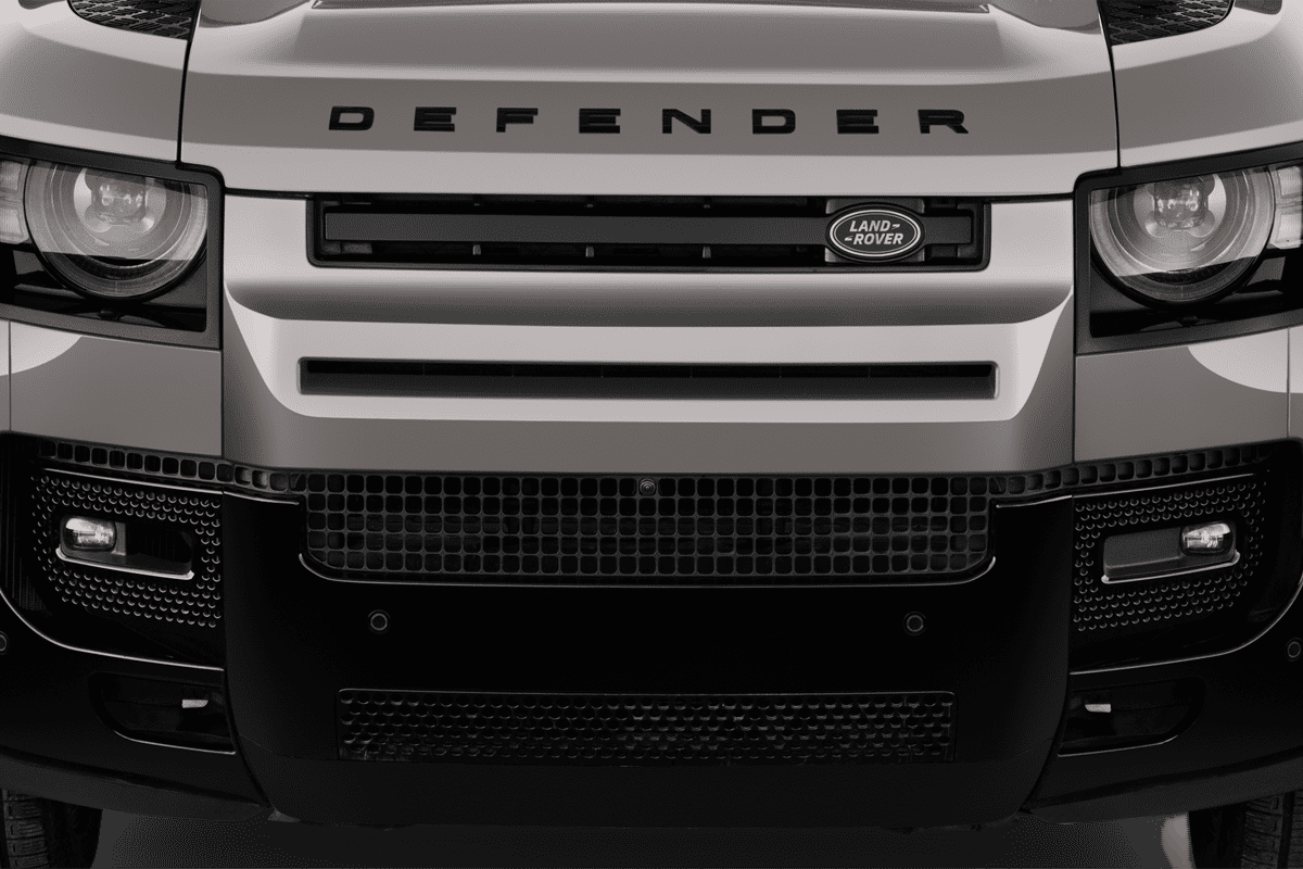 Kühlergrill eines Land Rover Defender Plug-In-Hybrid