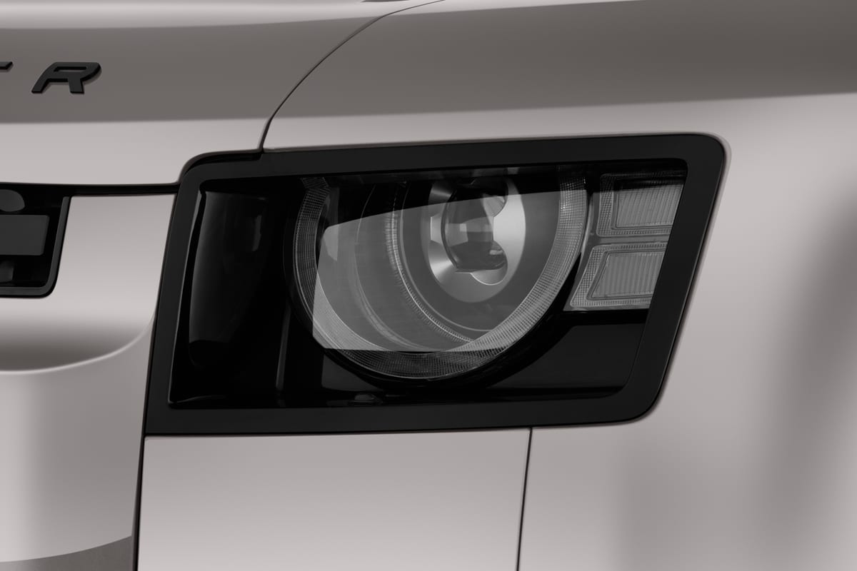 Frontscheinwerfer eines Land Rover Defender Plug-In-Hybrid