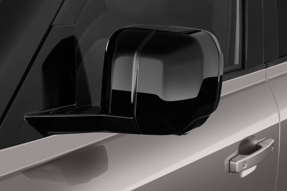 Rückspiegel eines Land Rover Defender Plug-In-Hybrid