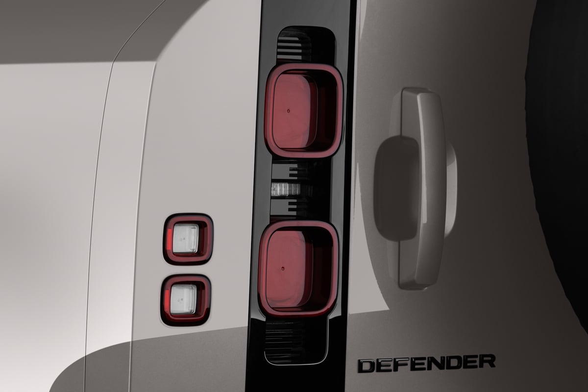 Heckleuchten eines Land Rover Defender Plug-In-Hybrid