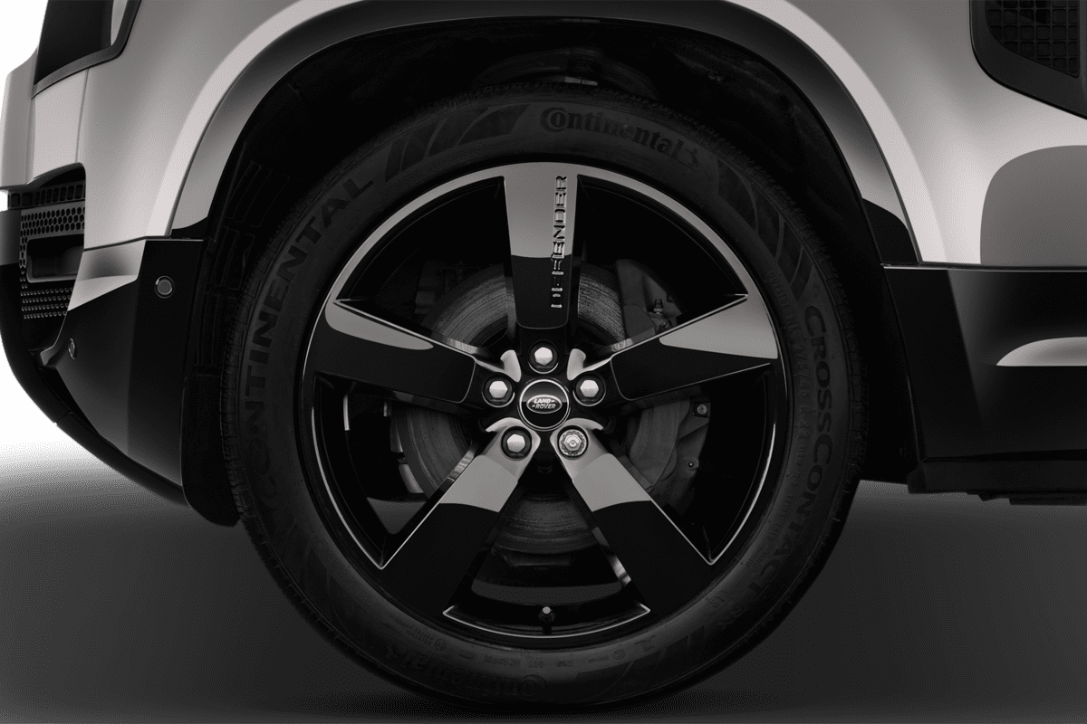 Radkappe oder Felge eines Land Rover Defender Plug-In-Hybrid