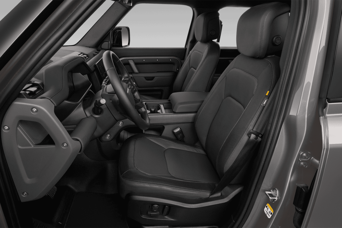 Vordersitze eines Land Rover Defender Plug-In-Hybrid
