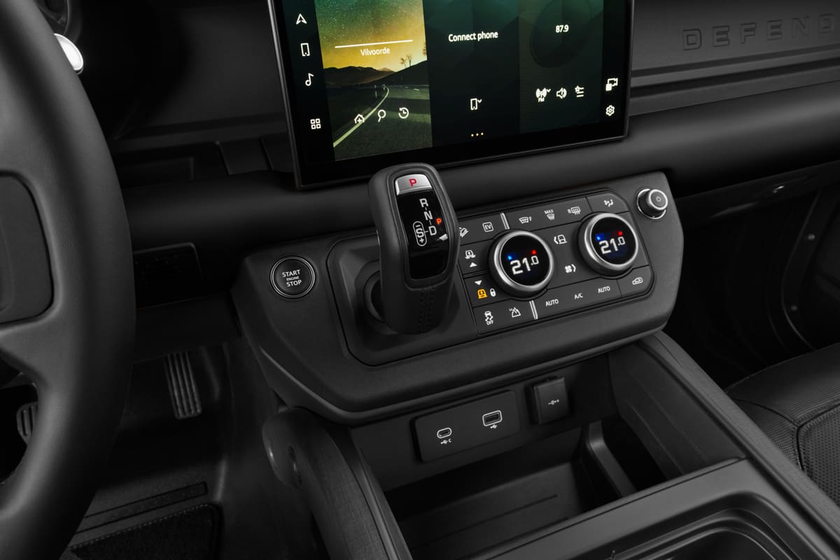 Schaltknüppel eines Land Rover Defender Plug-In-Hybrid