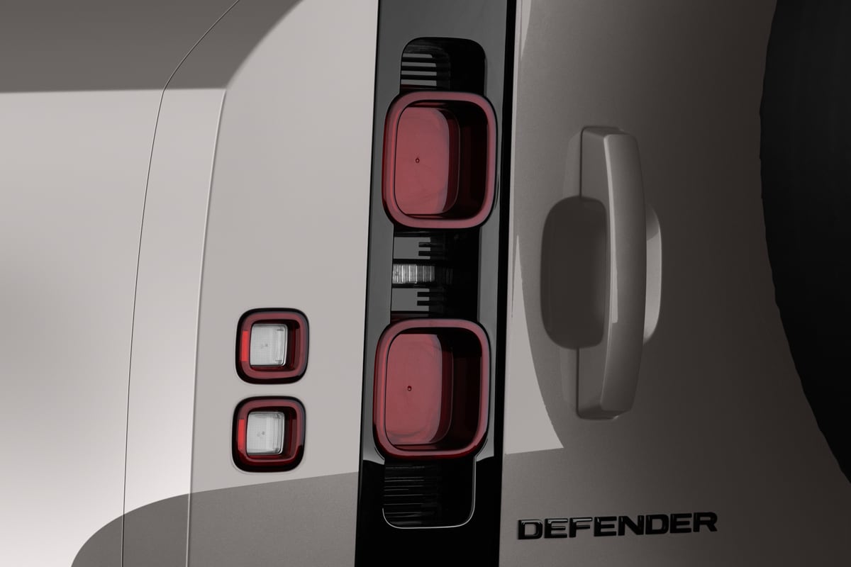 Heckleuchten eines Land Rover Defender Plug-In-Hybrid