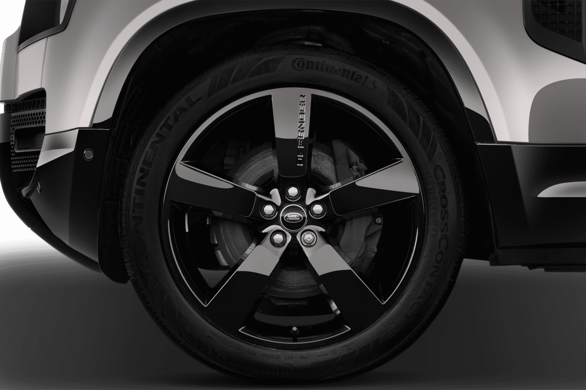 Radkappe oder Felge eines Land Rover Defender Plug-In-Hybrid