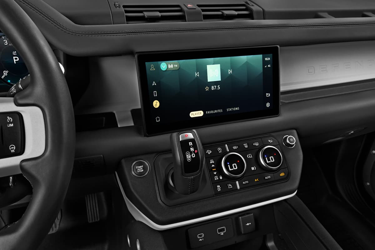 Mittelkonsole eines Land Rover Defender